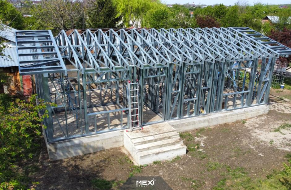 casă construită din profile metalice